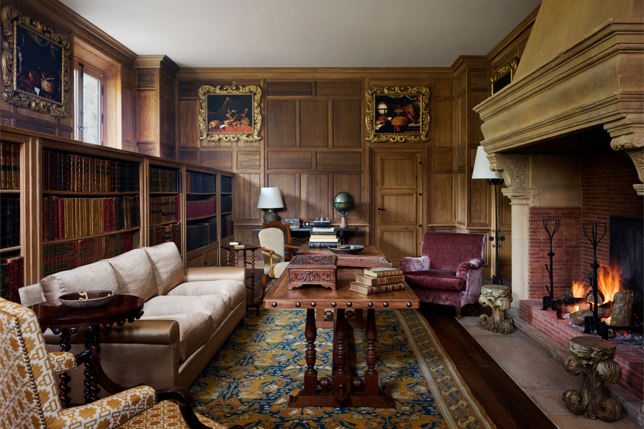 la-pausa-wood-panneled-library
