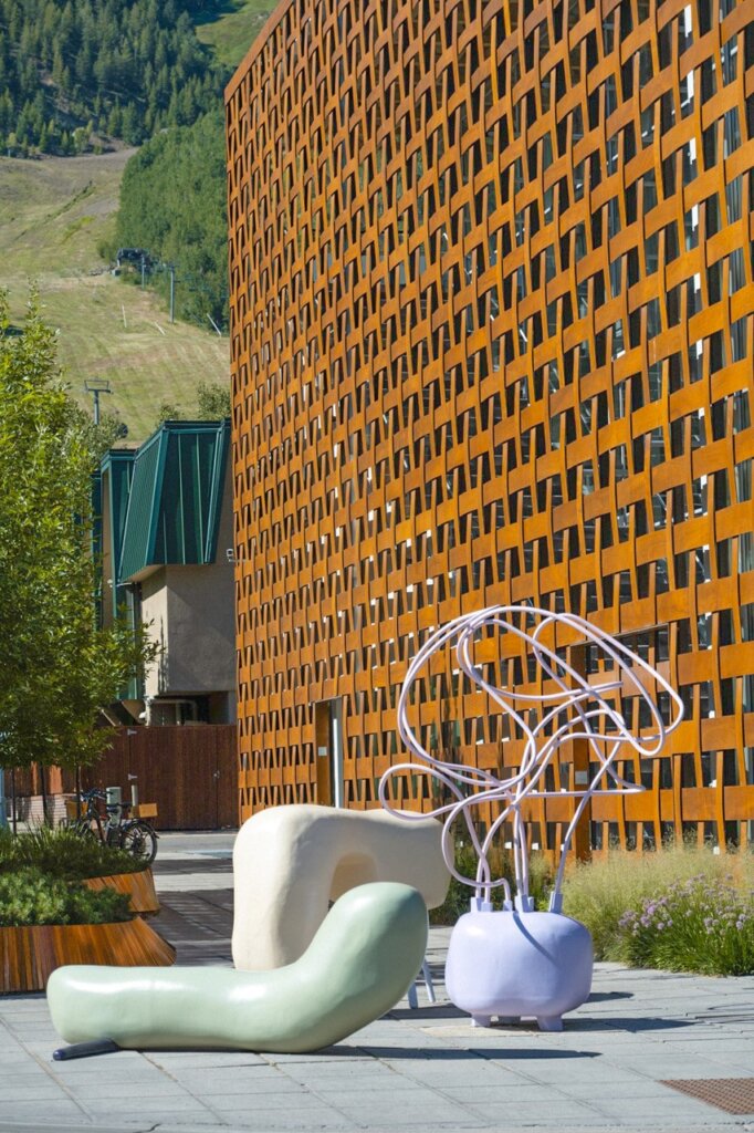 Nairy Baghramian, Jupon de Corps, 2023