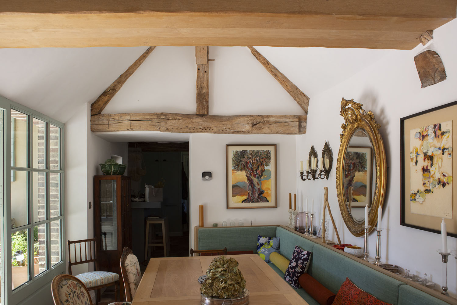 The dining room features a table and banquette designed and produced by Barré, as well as artwork by prominent artists from the community: Agnès Levy, Valérie Lebrun, Jean-Louis Gerbaud, Jean-Pierre Pincemin, and Gilles Gerbaud.