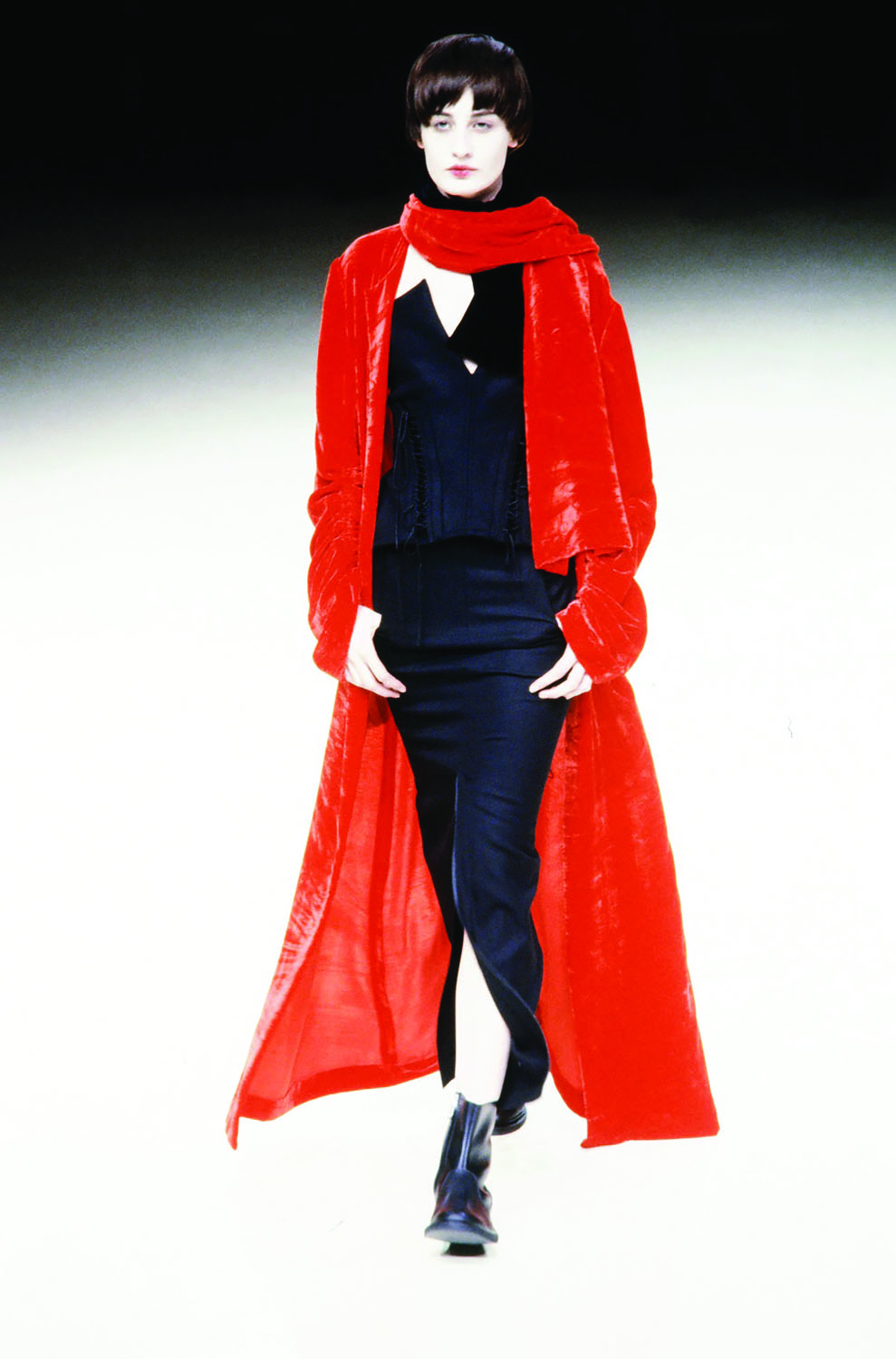  Yohji Yamamoto Fall/Winter 1999. Photography by Giovanni Giannoni for Penske Media via Getty Images.