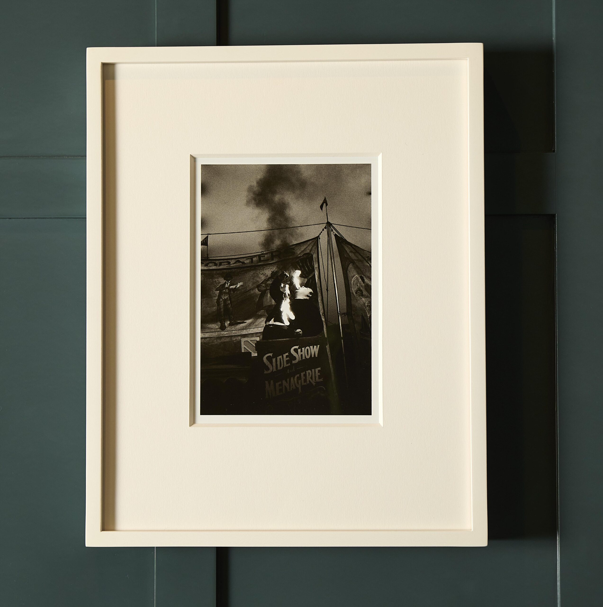 Diane Arbus, Fire eater at a carnival, Palisades Park, New Jersey, 1956, Photo by Dennis Golonka and courtesy of the collectors