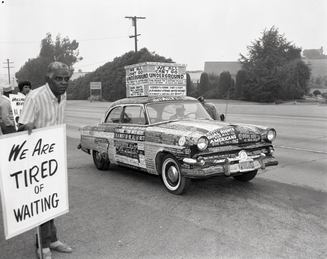 Harry Adams, Protest Car, Los Angeles, 1962. © Harry Adams.