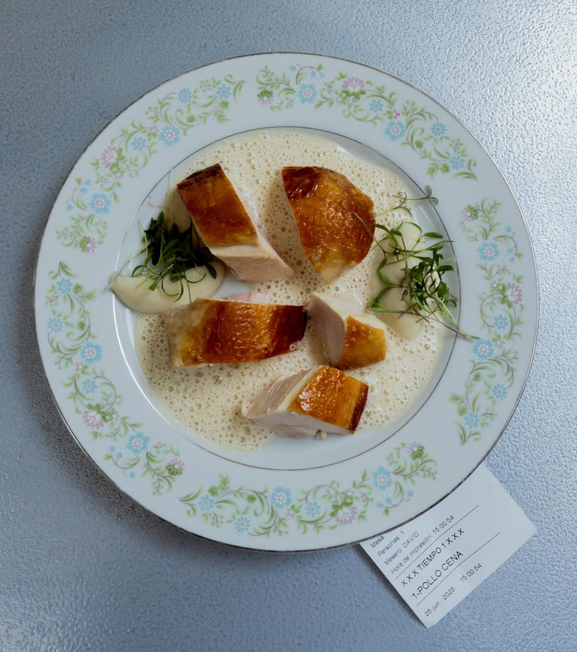 A plate of chicken and sauce from the restaurant Goya Taller in Mexico City