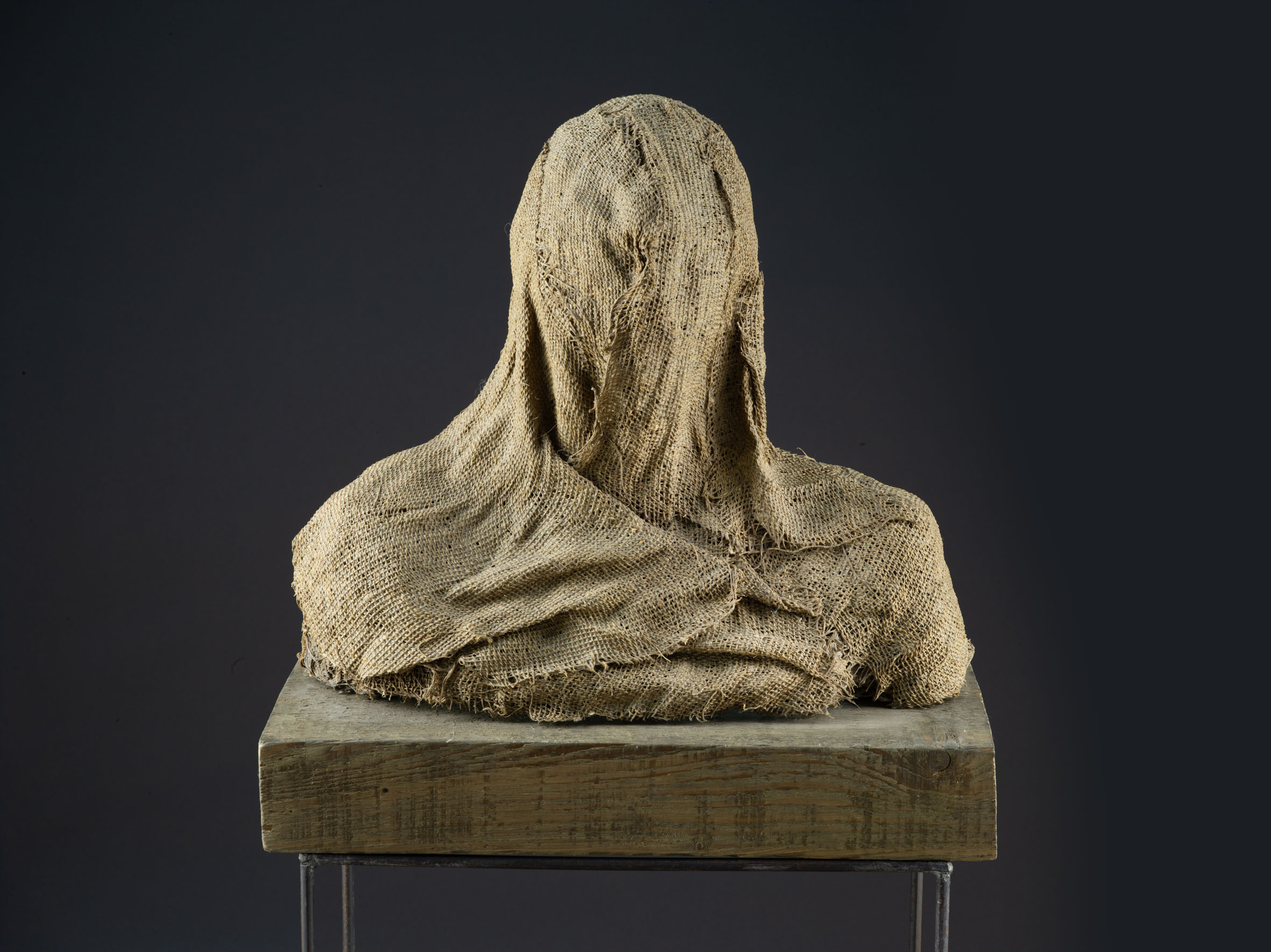 A sculpture by Magdalena Abakanowicz showing in Paris