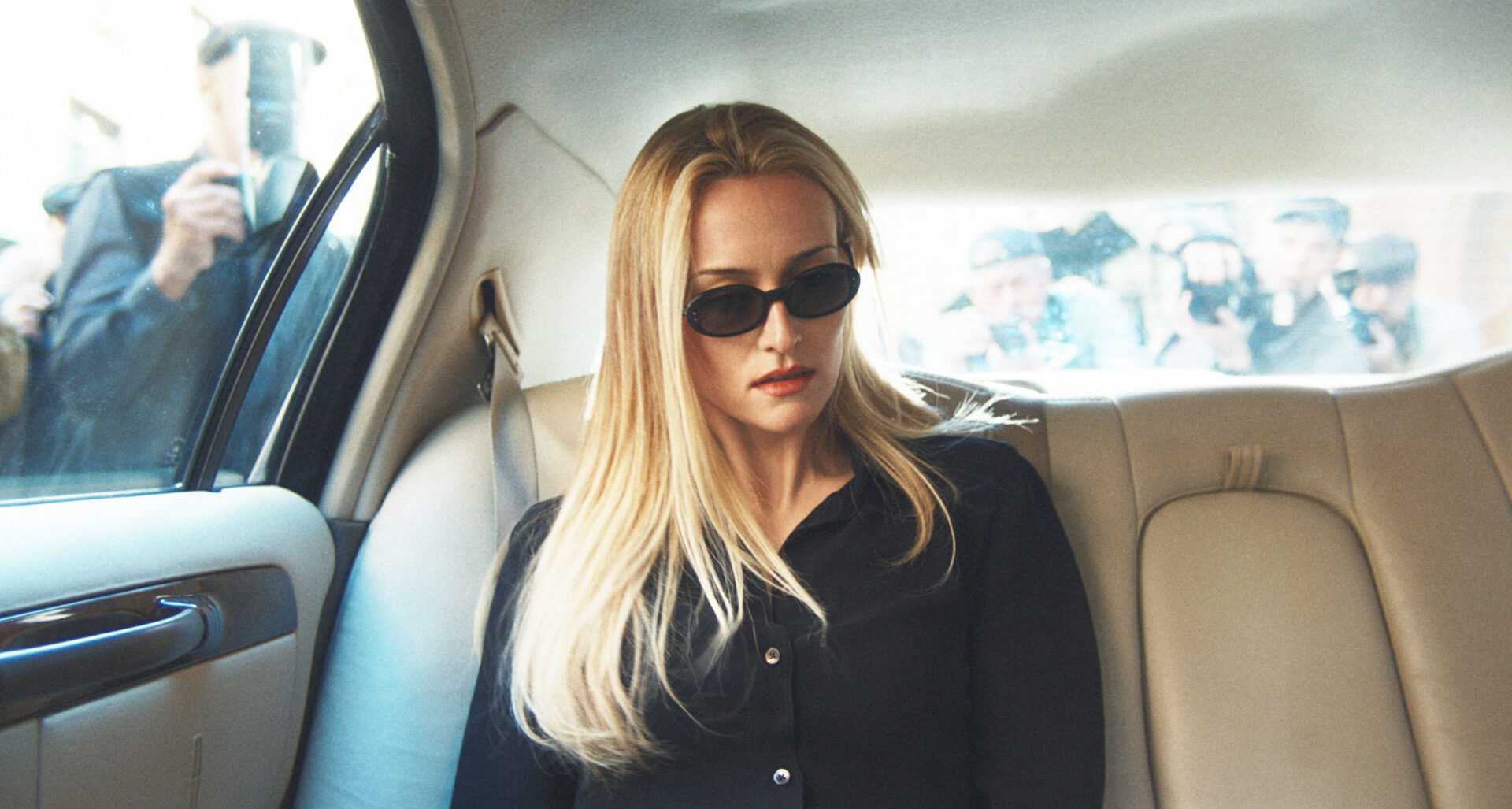 love-story-carolyn-bessette-kennedy-in-car