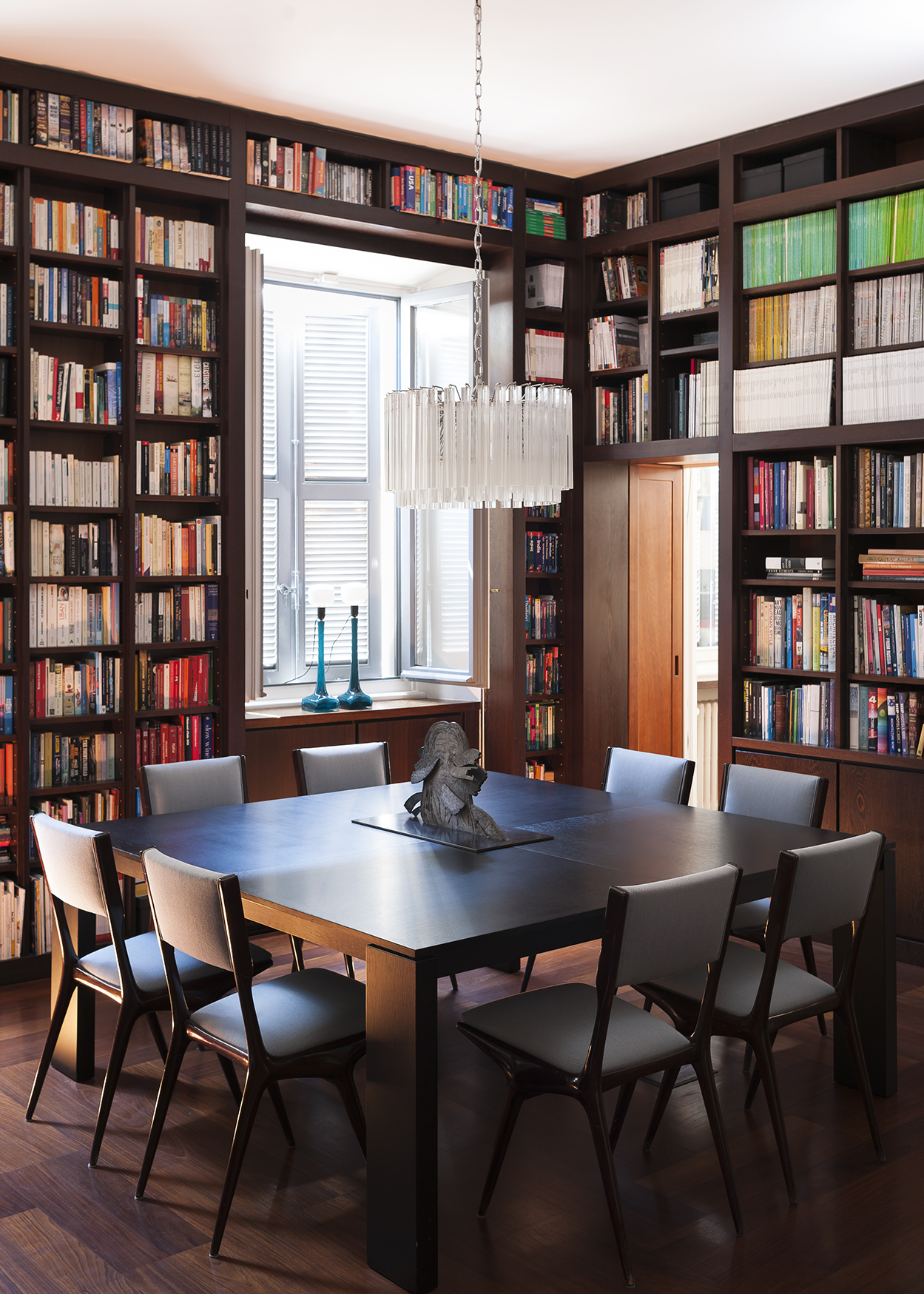 The library of Nicole-Saikalis Bay is presented in her palazzo in Milan