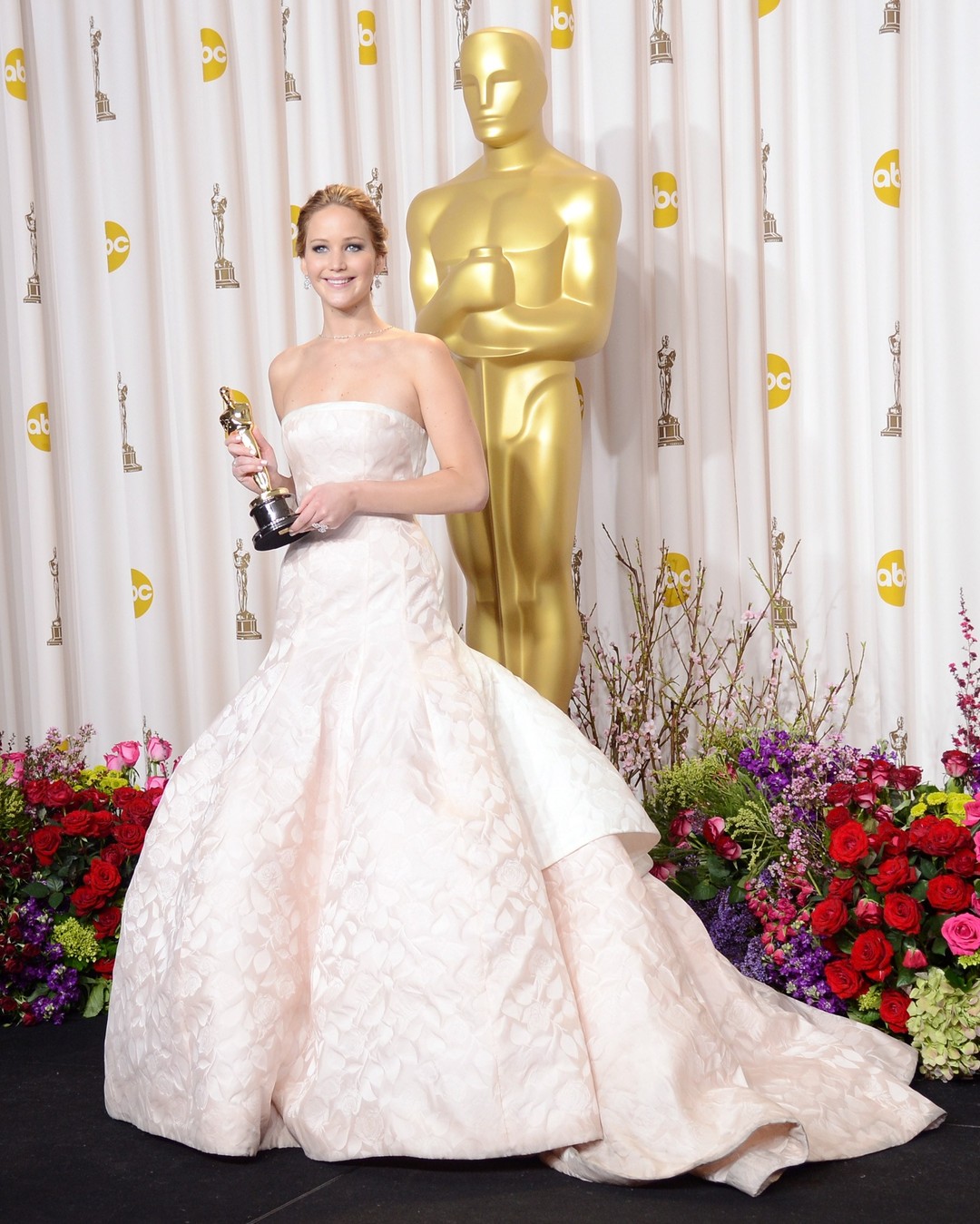 Jennifer Lawrence poses with her Academy Award