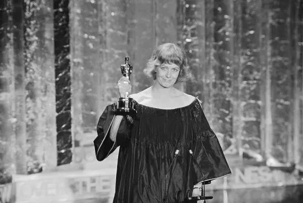Vanessa Redgrave Holding Academy Award for her role in Julia.