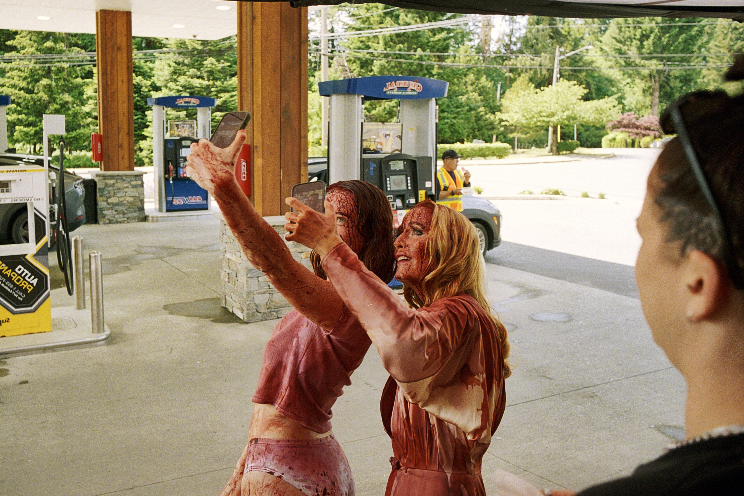 Gillian Anderson and Hannah Einbinder Talk Us Through That Blood-Soaked Sex Scene